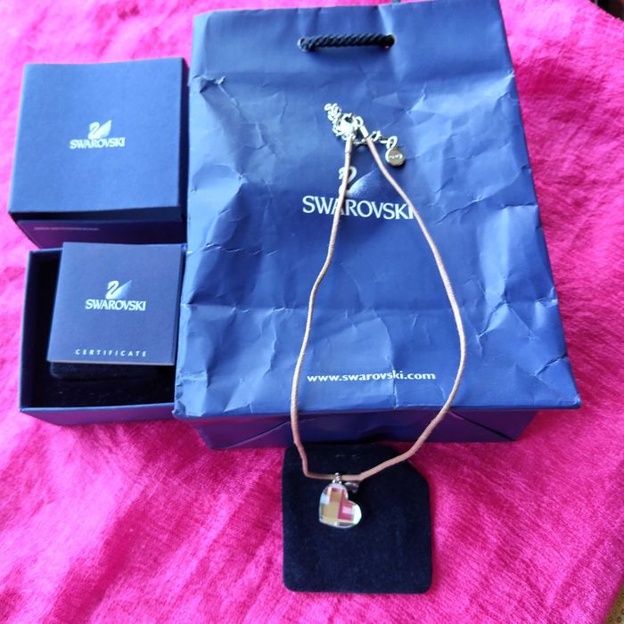 Колие "Сваровски" със сърце и  миниатюрна пеперудка оригинално