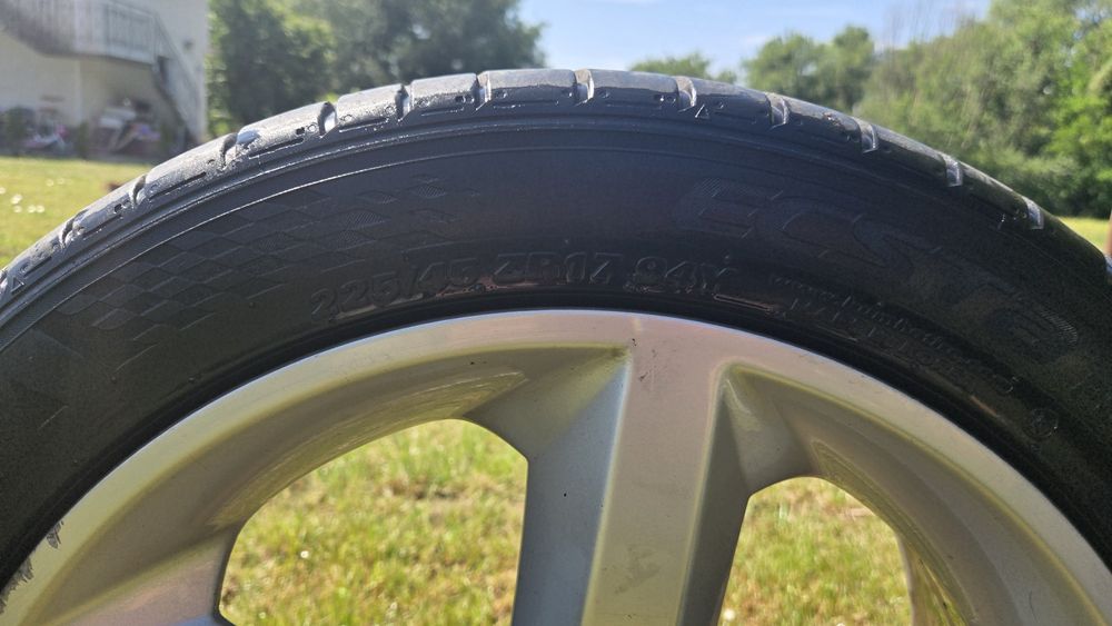 Продавам комплект алуминиеви джанти с гуми KUMHO 17"