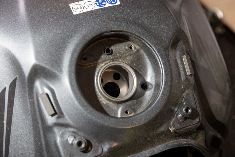 Rezervor Honda CB650R (2019–2025) – original / în stare excelentă