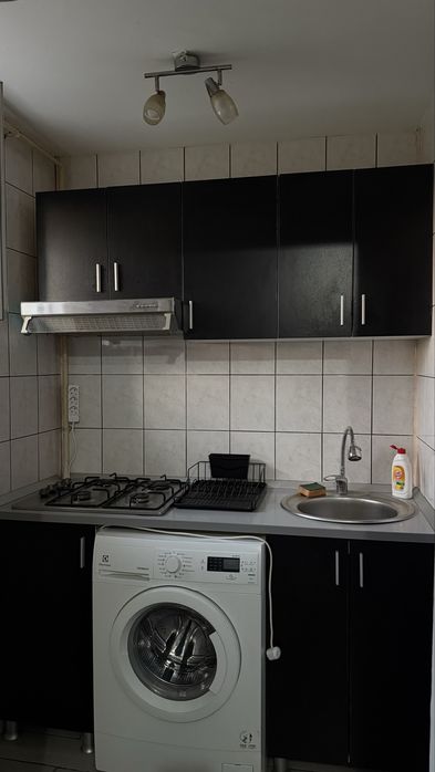 Mobilier de bucatarie, cu chiuveta, hota, plita si aparat de cafea