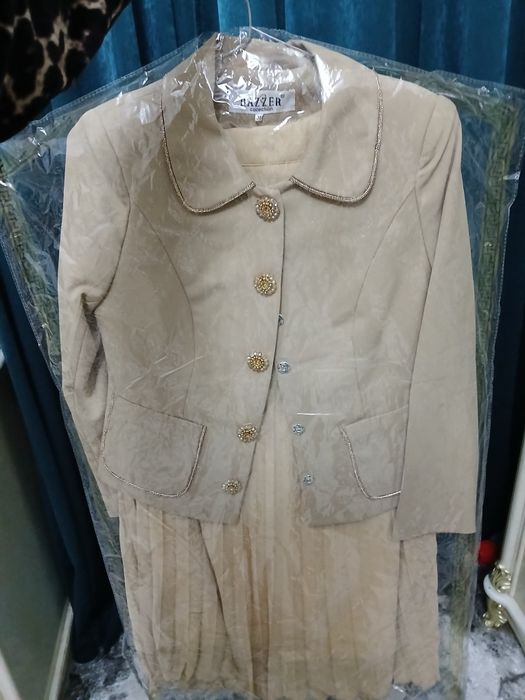 kastyum yubka 1 marta kiylgan  xolati yangi yaxshi