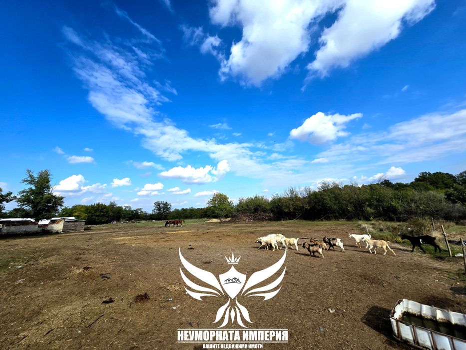 Продавам обор, краварник, склад 1303кв.м. и земя 24727кв. с.Долнослав