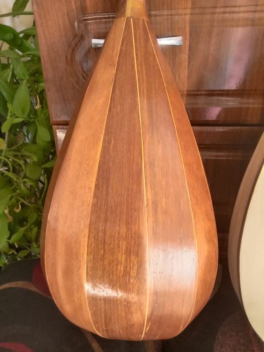 Домбыра сатамын.