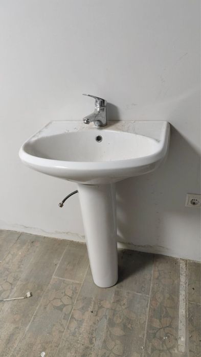 раковину с пьедесталом и смесителем