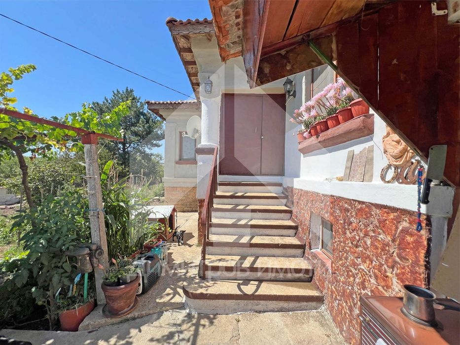 Продава еднофамилна, тухлена къща с 2 ДКА двор на 70 км от Варна.