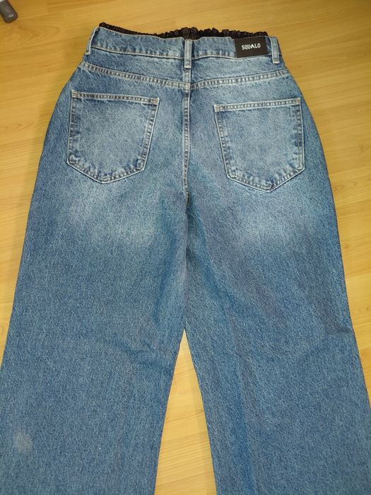 Vand blugi noi  cu eticheta