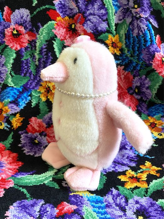 Розовый пингвин в бусах