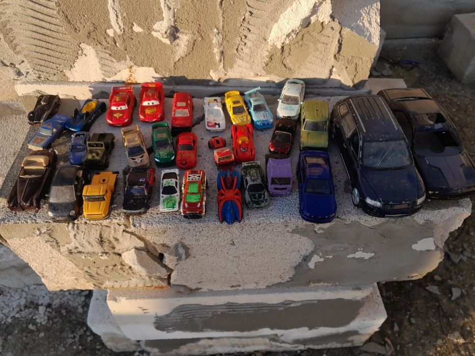 Vand lot 30mașinuțe metalice