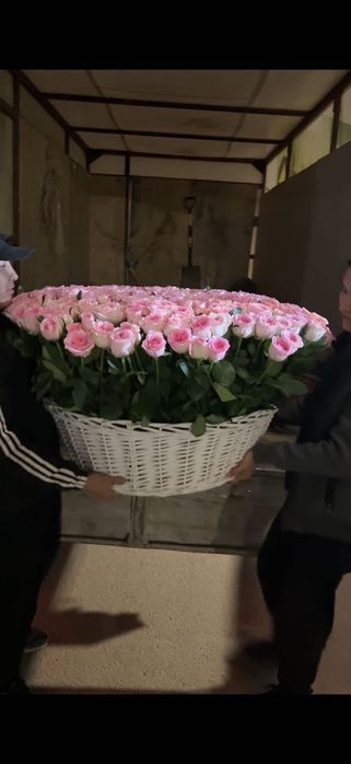 301 штук роз в корзине