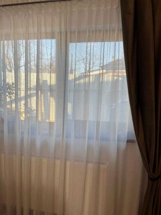 perdea usor creponata cu rejansa pt galerie