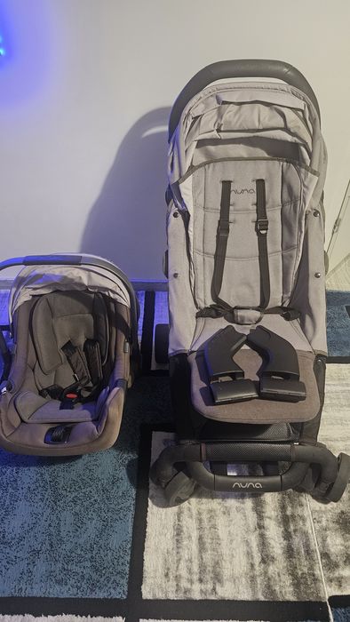 Carucior multifunctional și cu scoică de la Nuna, model Pepp Footmuff.
