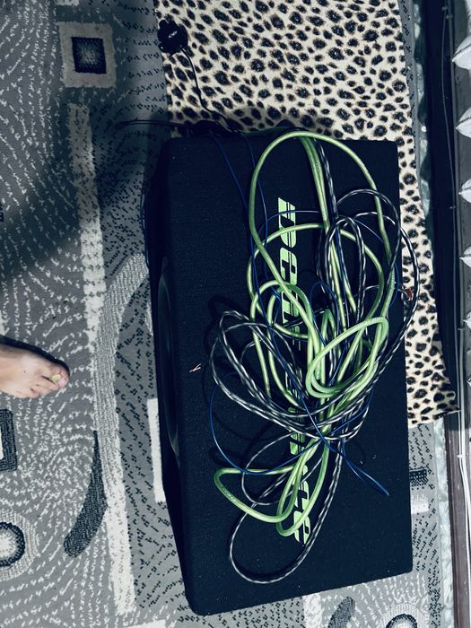 Продам сабвуфер со встроиным уселителем