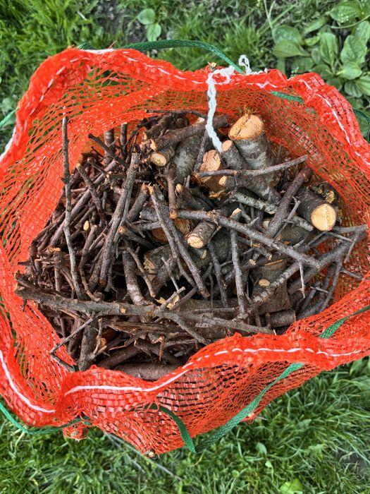 De vânzare lemn de foc uscat, tăiat mărunt, în saci tip plasă