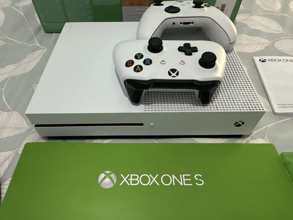 Xbox one s 1T full box