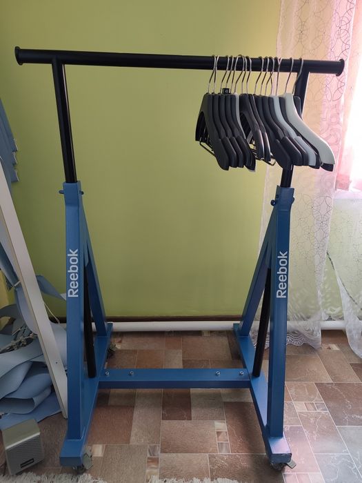 Продам вешалку Reebok