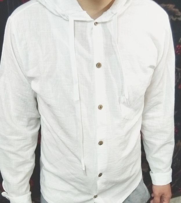Белая рубашка с капюшоном дышащий леон мотиря