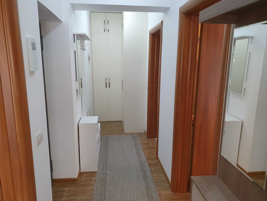 Inchiriez apartament cu 3 camere la vila , curte proprie si parcare