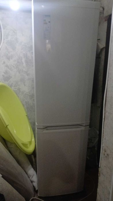 Продам холодильник Indesit. В отличном состоянии, высота 2 метра