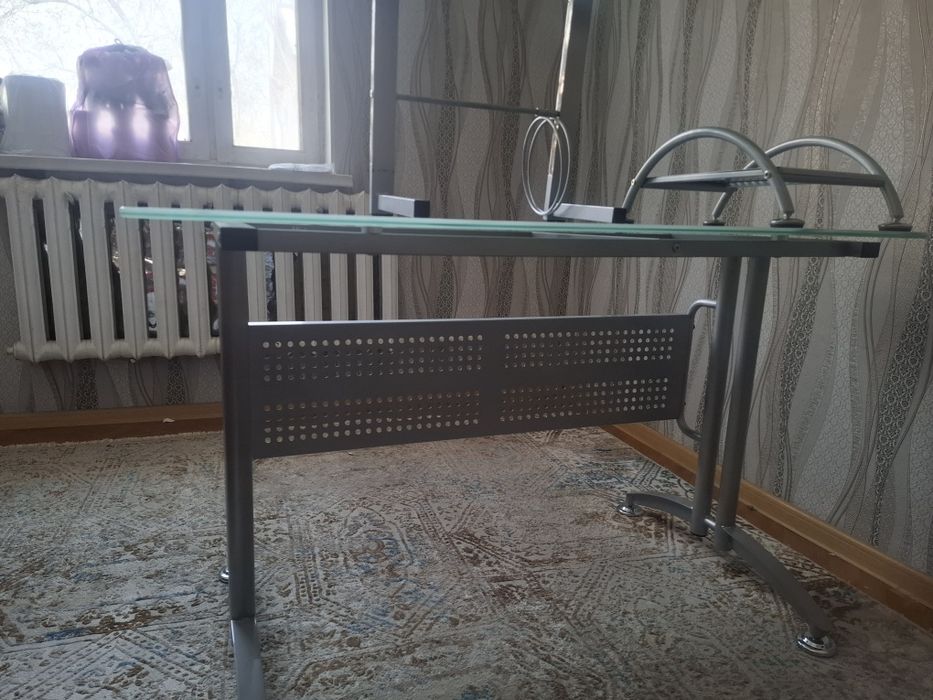Стол компютерный стеклянный