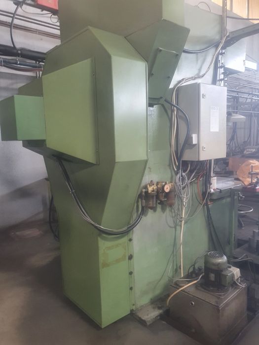 Prese cu excentric semiautomate . Forta de 100 tf și 65tf .