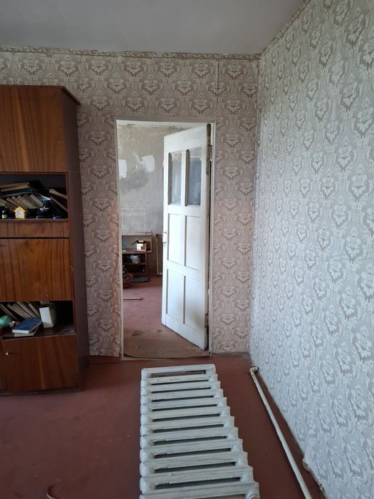 Продается квартира без ремонта.