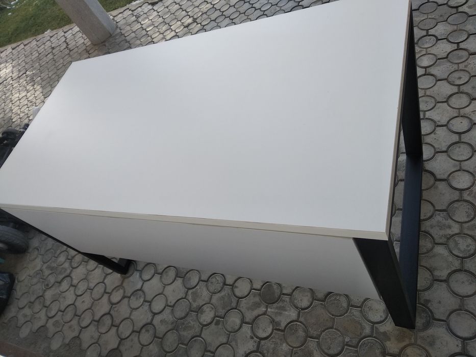 Стеллажи подставка и столы