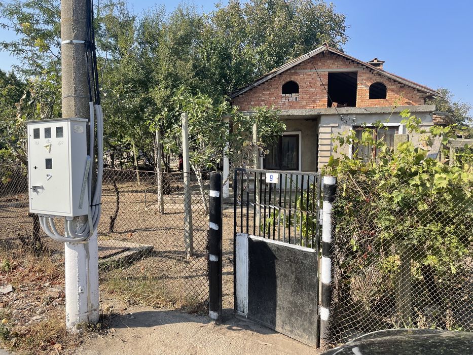 Продавам вила с дворно място