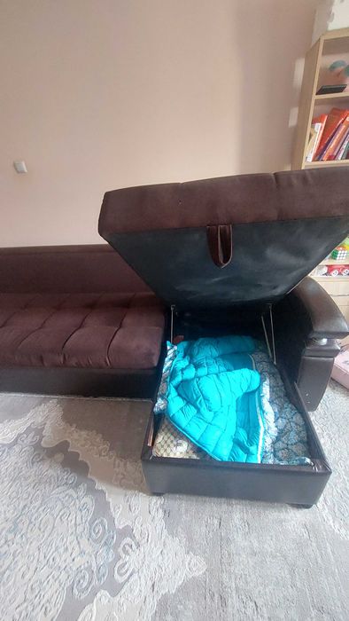 Диван с комодом можно как спальни