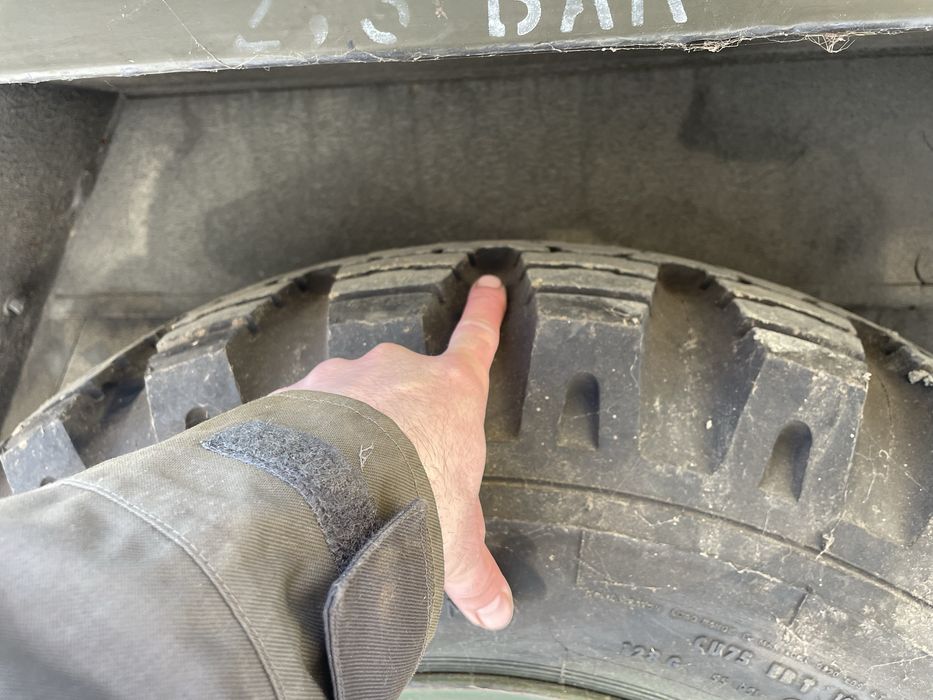 Remorcă  pe o axa militară