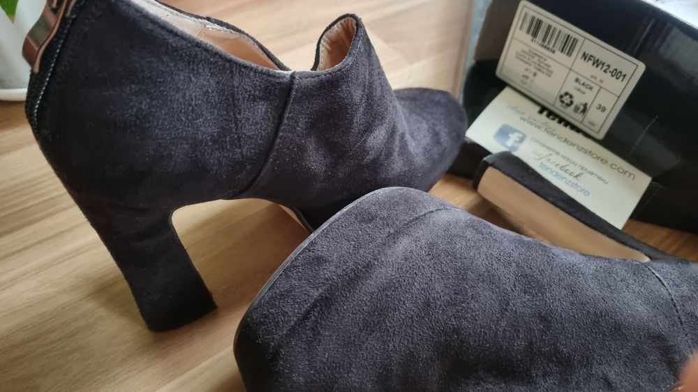 Дамски велурени обувки