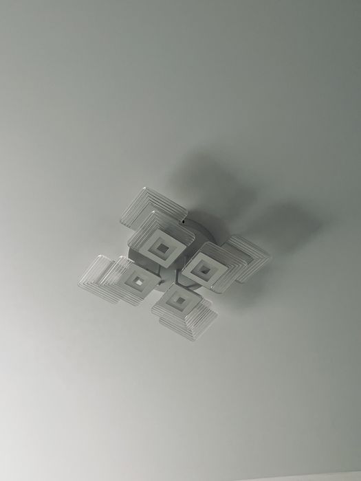 Продам люстру, красивая, с 4 режимами