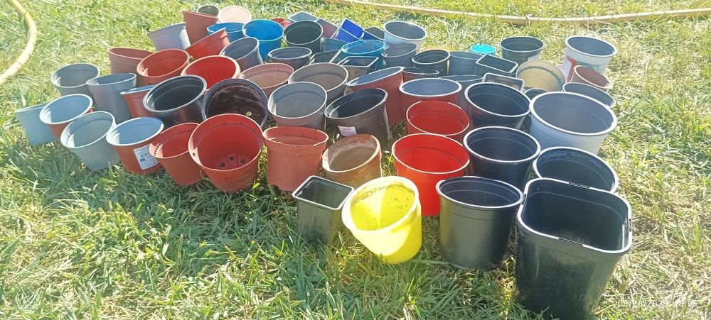 Продавам 90 бр. пластмасови саксии различни размери.