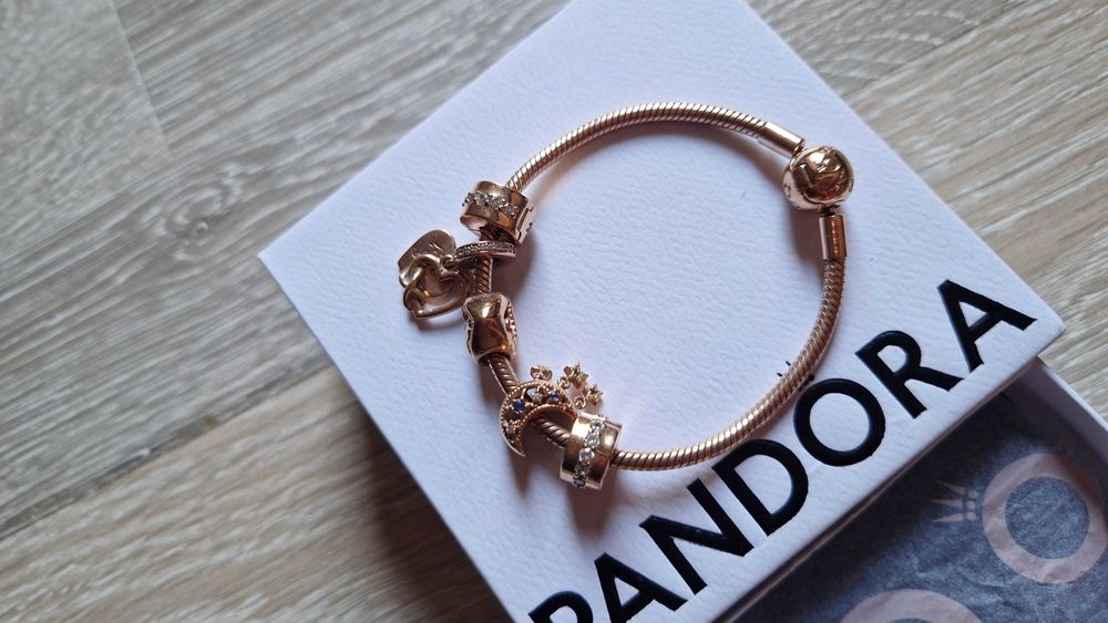 Гривна  Pandora с талисмани