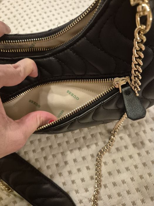 Чисто нова оригинална черна чанта за рамо Guess с метална верижка