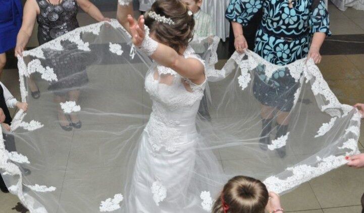 Кружевное свадебное платье.