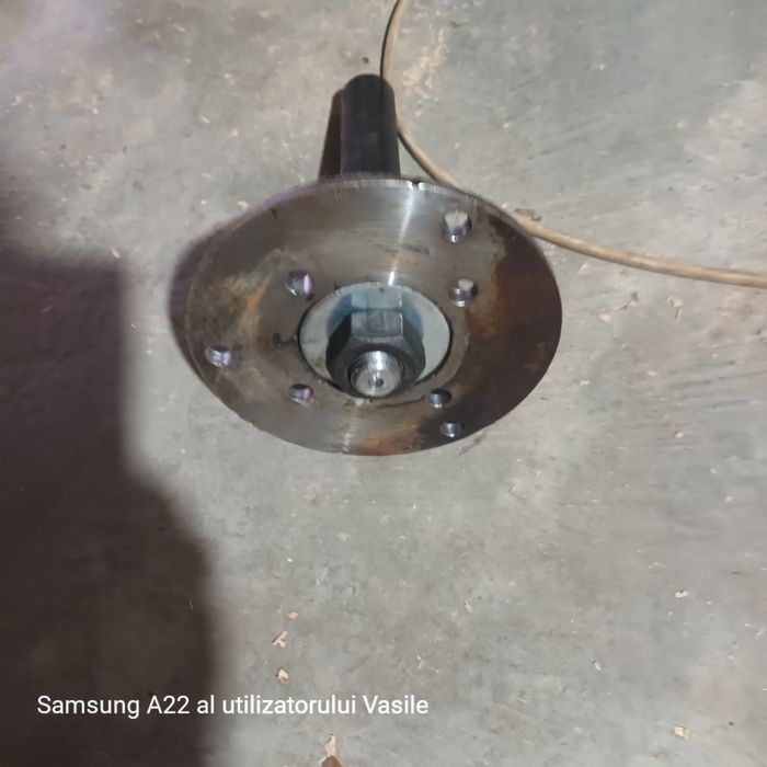 Butuci remorca dupa tractor ,trasa de cai.