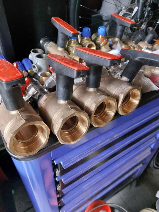 Vând 4 jucării de robineți de 2 țol