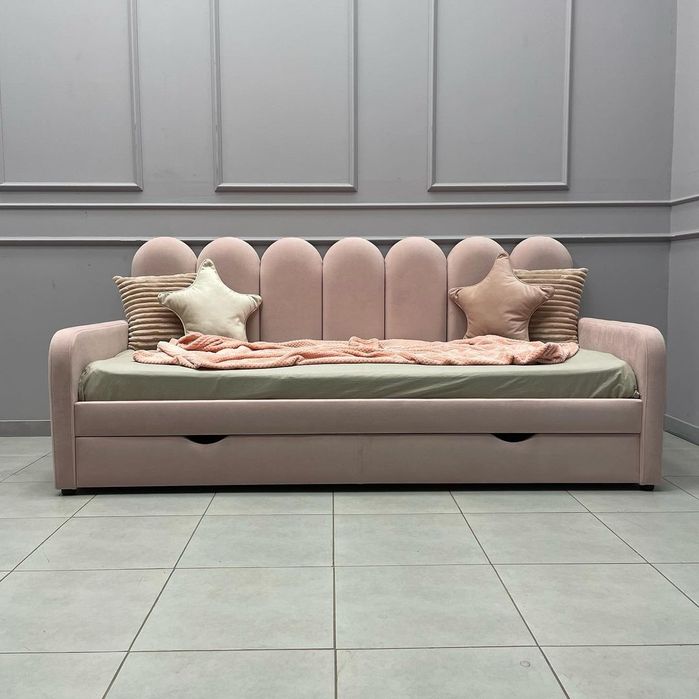 Кровать кресла пуфики банкетки диваны