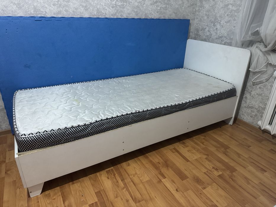 Кровать односпальная с матрасом
