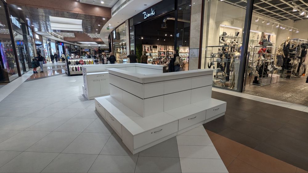 Продавам търговски щандове за мол