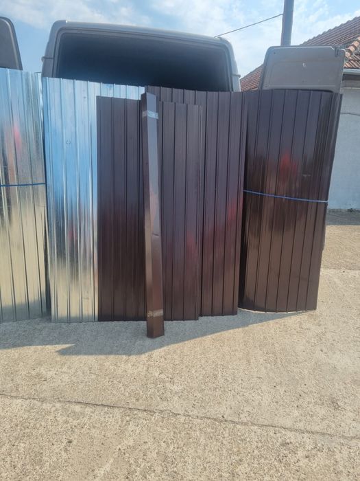 Tablă cutată metalică, rezistentă și durabilă.