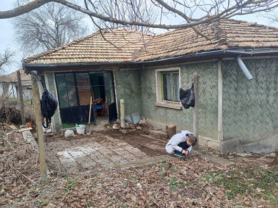 Тухлена къща с двор