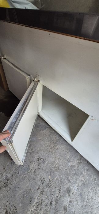 Хладилна витрина с плот беръждавейка