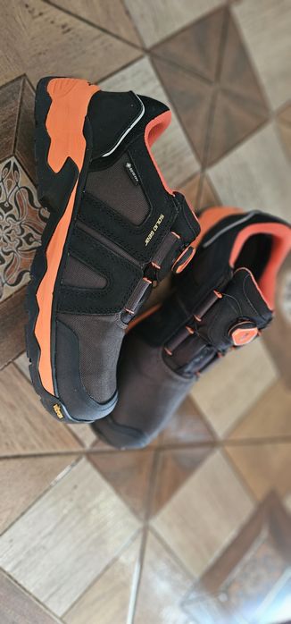 Vând papucii cu protectie (de lucru)