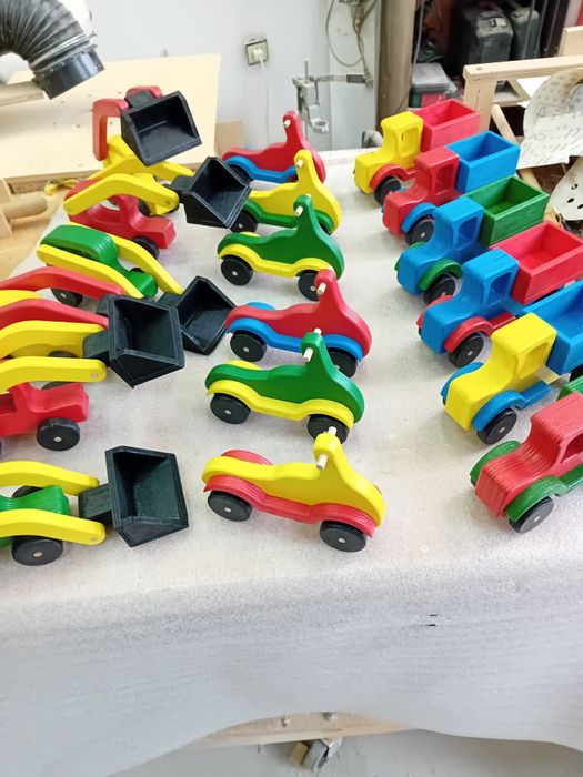 Ръчно изработени дървени играчки – моторче, камионче и булдозерче.