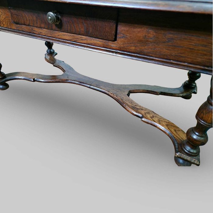 Холна маса изработена от пълен дъбов масив с един брой чекмедже