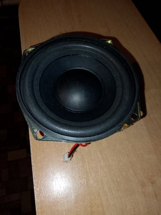 Динамик на сабвуфер