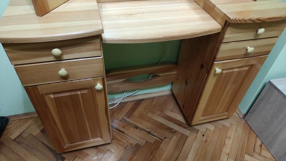 Продавам дървена тоалетка с огледало