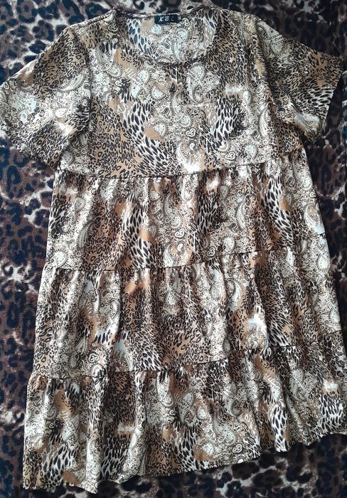 Vînd rochie animal print Mărime 2 XL