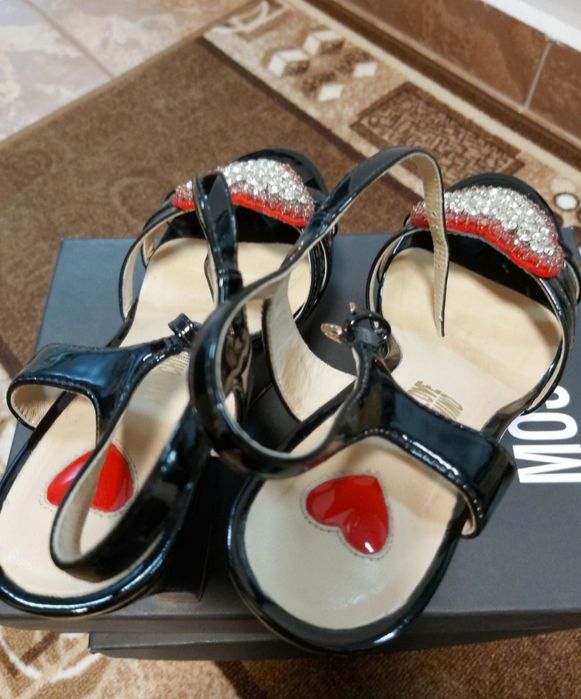 Оригиналени сондали Love Moschino